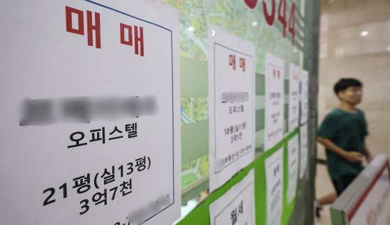 서울 시내 한 부동산에 오피스텔 매물 게시돼 있다.뉴스1