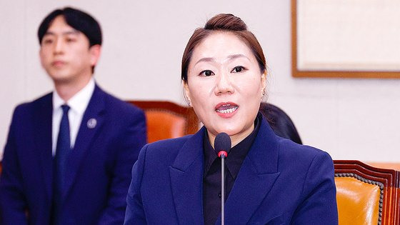 김건희 여사의 공천 개입 의혹과 명태균 씨 여론조사 비용 불법 조달 의혹을 제기한 강혜경 씨가 21일 오후 서울 여의도 국회 법제사법위원회에서 열린 대검찰청 국정감사에서 의원 질의에 답하고 있다. 뉴스1