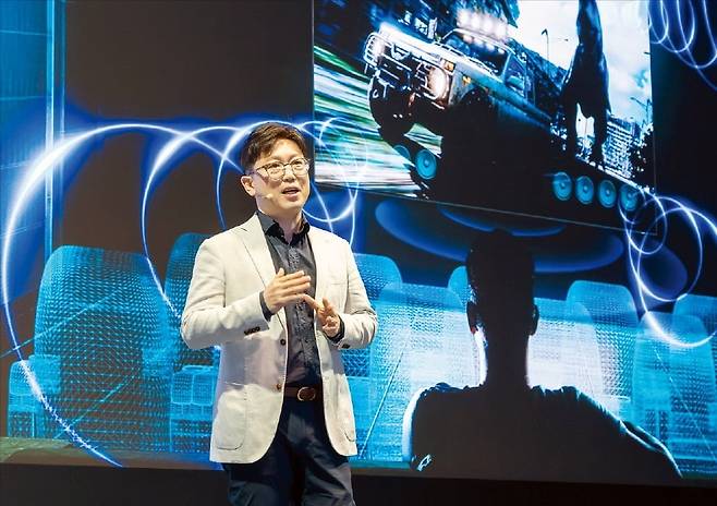 용석우 삼성전자 영상디스플레이(VD)사업부장(사장)이 지난 8월 서울 삼성전자 서초사옥에서 열린 TV 신제품 출시 행사에서 OS 확대 전략을 발표하고 있다. /한경DB