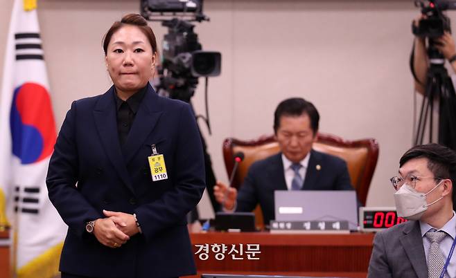 윤석열 대통령 부부 공천개입 의혹 제보자인 강혜경씨가 21일 국회 법제사법위원회 국정감사에 증인으로 출석해 증인선서문을 전달한 뒤 자리로 돌아가고 있다. 박민규 선임기자