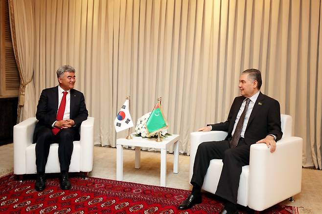 Daewoo E&C Chairman Jung Won-ju (left) speaks with Gurbanguly Berdimuhamedow, chairman of the People's Council of Turkmenistan, during the Turkmen leader's visit to South Korea in November 2022. (Daewoo E&C)