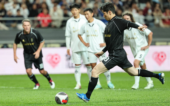 Manchester United and Korea legend Park Ji-sung takes a penalty at Seoul World Cup Stadium on Sunday. Off the ball to the far left is former Liverpool and England star Michael Owen.  [NEWS1]