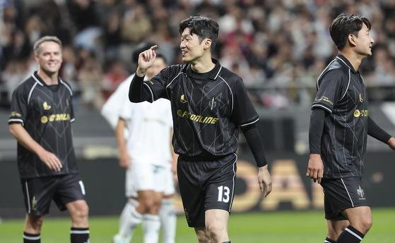 Park Ji-sung, center, celebrates after scoring a penalty with Michael Owen, left.  [NEWS1]