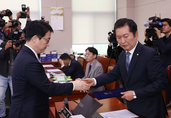 심우정 검찰총장이 21일 국회에서 열린 법제사법위원회의 대검찰청 대상 국정감사에 출석, 증인 선서를 마치고 정청래 위원장에게 선서문을 전달하고 있다. [사진출처 = 연합뉴스]