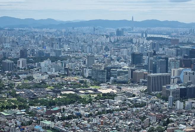 인왕산 정상에서 바라본 서울 도심.