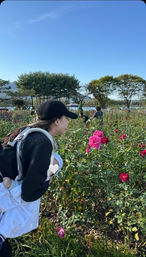 손연재가 아름다운 자연 속에서 여유로운 시간을 보내는 근황을 공개해 눈길을 끌고 있다.  사진=손연재 SNS