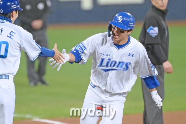 삼성 김영웅이 15일 대구 삼성라이온즈파크에서 열린 '2024 프로야구 KBO 포스트 시즌' 삼성라리온즈와 LG트윈스 플레이오프(PO) 2차전 경기 2회말 2사에 역전 솔로 홈런을 쳤다./대구=한혁승 기자 hanfoto@mydaily.co.kr