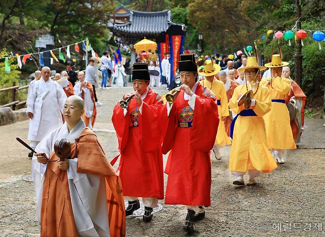 지난 19일 서울 은평구 진관사에서 '수륙재 재건 626주년 기념 2024 진관사 국행수륙재'가 봉행됐다. 참석자들이 국가와 국민을 위해 헌신하다 희생한 군인, 경찰, 소방 공무원 등 제복 공무원들의 넋을 기리고 국민들의 평안과 건강을 기원하는 시련행렬을 이어가고 있다.[사진=진관사]