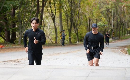 마지막 2km 의  가파른 오르막길을 뛰어오르는  대원들이 보기만 해도 힘겹다.