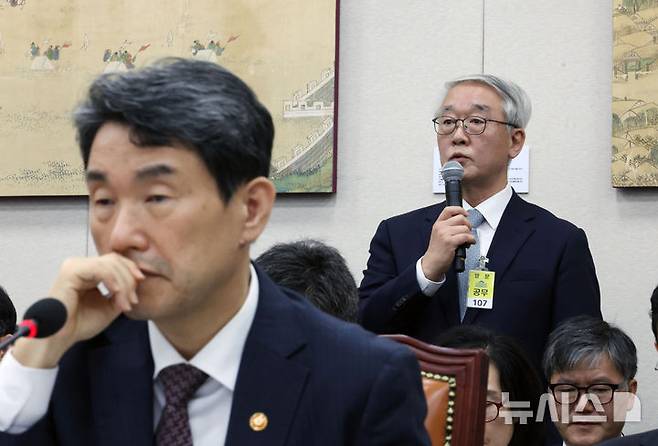 [서울=뉴시스] 고승민 기자 = 안덕선 한국의학교육평가원장이 지난 8일 서울 여의도 국회에서 열린 교육위원회의 교육부 등 8개 기관 국정감사에서 증인 자격으로 출석해 의원 질의에 답하고 있다. 왼쪽은 이주호 사회부총리 겸 교육부 장관. 2024.10.21. kkssmm99@newsis.com