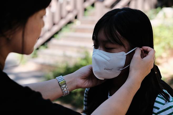 ▲ 고농도 미세먼지가 발생하자,&nbsp; 등교길 자녀에게 마스크를 씌워주는 어머니.&nbsp;