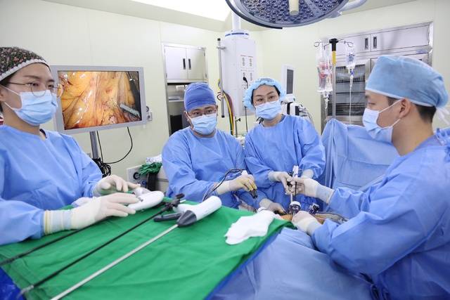 중앙대병원 암센터 박병관 대장항문외과 교수(왼쪽 두번째) 수술사진. 중앙대병원