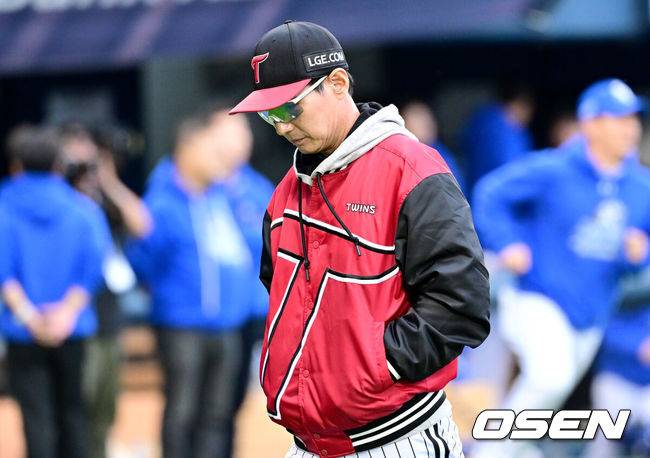 [OSEN=잠실, 최규한 기자] 프로야구&nbsp;삼성 라이온즈가&nbsp;LG 트윈스를 꺾고 한국시리즈에 진출했다. 삼성은 19일 서울 잠실구장에서 열린 2024&nbsp;KBO리그 포스트시즌 플레이오프(5전 3선승제) 4차전 LG와 경기에서 1-0으로 승리했다.&nbsp;1~2차전을 승리한&nbsp;삼성은 시리즈 전적 3승 1패를 기록, 2015년 이후 9년 만에 한국시리즈(7전 4선승제)에 진출했다.&nbsp;경기를 마치고 LG 염경엽 감독이 팬들에게 인사한 뒤 그라운드를 나서고 있다. 2024.10.19 / dreamer@osen.co.kr