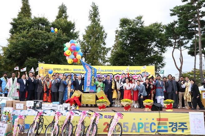 제25회 지구촌 축제 한마당에 참석한 주요 내빈들이 무대에 올라 기념촬영을 하고 있다.