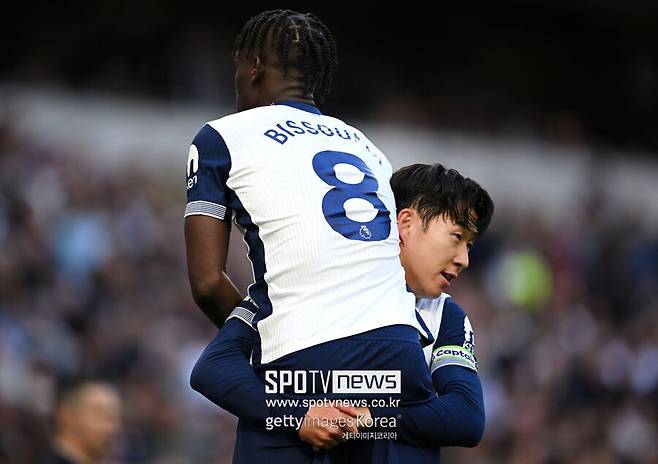 ▲&nbsp;손흥민은 19일 TNT 스포츠와 인터뷰에서 "슬프지만 나는 이제 32살이다. 나는 모든 경기를 진지한 자세로 임하고 싶다. 지나간 모든 경기들은 다시 돌아오지 않는다.&nbsp;모든 경기를 진지하게 받아들이고, 내 커리어 마지막 경기인 것처럼 뛰고 싶다"라고 밝혔다. 이날 선발 출전한 손흥민은 팀이 3-1로 앞서던 후반 15분 쐐기골을 넣었다.이로써 손흥민은 시즌 득점을 3골로 늘렸다. 도움은 2개를 기록 중이다.