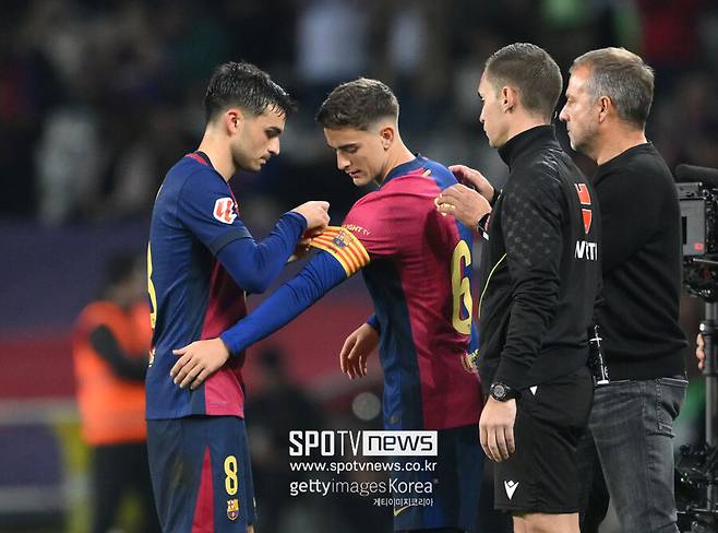 ▲ 바르셀로나의 초신성 파블로 가비가 전방십자인대 파열 부상을 이겨내고 돌아왔다. 무려 11개월 만에 복귀전을 치른 가비는 주장 완장을 이어받는 감동적인 장면을 연출했다. 팬들도 뜨거운 기립박수로 가비의 복귀를 반겼다.