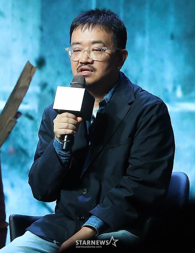 연상호 감독이 21일 오전 서울 JW메리어트 동대문스퀘어에서 진행된 넷플릭스 '지옥 시즌2' 제작발표회에 참석해 인사말을 하고 있다.  '지옥' 시즌2는 계속되는 지옥행 고지로 더욱 혼란스러워진 세상, 갑작스레 부활한 새진리회 정진수(김성철 분) 의장과 박정자(김신록 분)를 둘러싸고 소도의 민혜진(김현주 분) 변호사와 새진리회, 화살촉 세력이 새롭게 얽히면서 벌어지는 이야기다. 오는 25일 공개. 2024.10.21 /사진=김창현