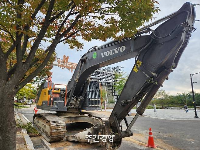 지난 10월 13일 오후 경기 동두천시 성병관리소 근처에 세워져 있는 굴착기의 모습. 이 굴착기는 이날 오전 4시쯤 성병관리소 건물 철거를 위해 진입을 시도하다 시민들 항의에 멈췄다. 이혜리 기자