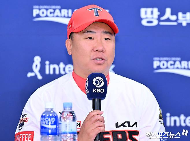 20일 오후 광주 라마다플라자 바이 윈덤 충장 호텔 라벤더홀에서 열린 '2024 신한 SOL Bank KBO 한국시리즈' 미디어데이, KIA 이범호 감독이 질문에 답하고 있다. 광주, 김한준 기자