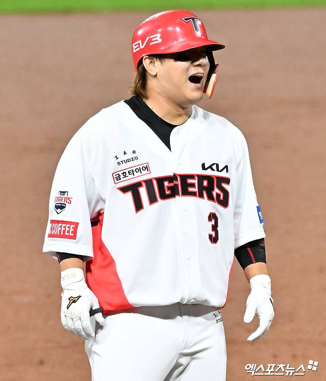 21일 오후 광주기아챔피언스필드에서 열린 '2024 신한 SOL Bank KBO 한국시리즈' 삼성 라이온즈와 KIA 타이거즈의 1차전 경기, 2회말 2사 KIA 김선빈이 3루타를 날리고 있다. 광주, 김한준 기자