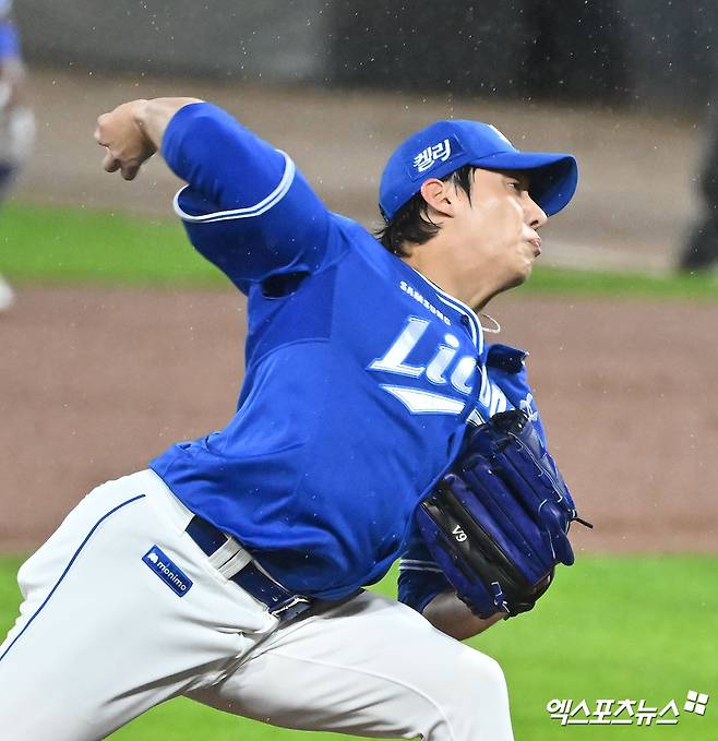 21일 오후 광주기아챔피언스필드에서 열린 '2024 신한 SOL Bank KBO 한국시리즈' 삼성 라이온즈와 KIA 타이거즈의 1차전 경기, 1회말 삼성 선발투수 원태인이 공을 힘차게 던지고 있다. 광주, 김한준 기자