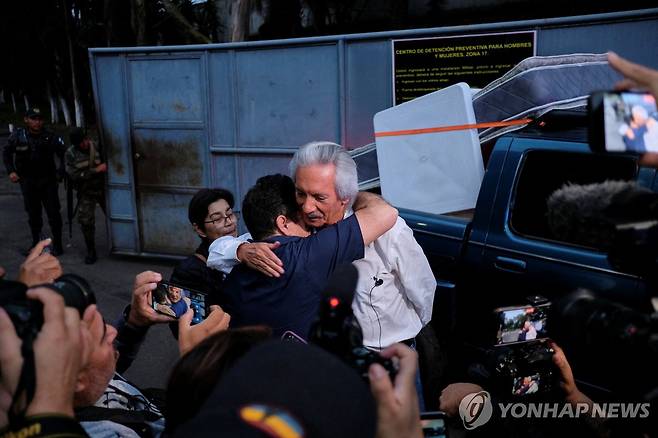 19일(현지시간) 교도소에서 풀려난 과테말라 저명 언론인 호세 루벤 사모라 [과테말라시티 로이터=연합뉴스. 재판매 및 DB 금지]