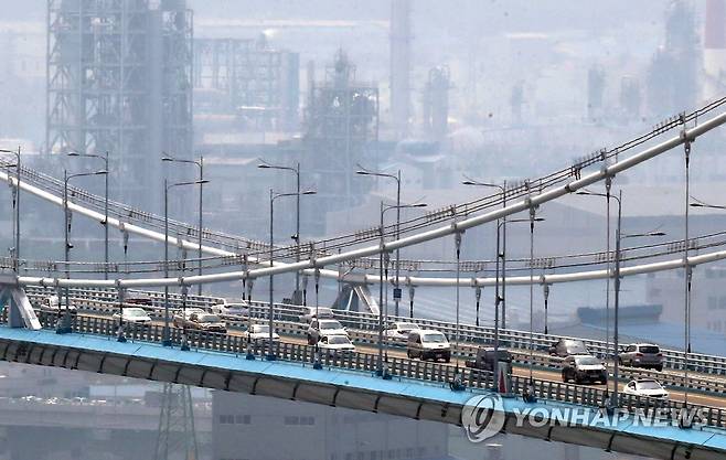 울산대교 뒤로 보이는 석유화학단지 [연합뉴스 자료사진]