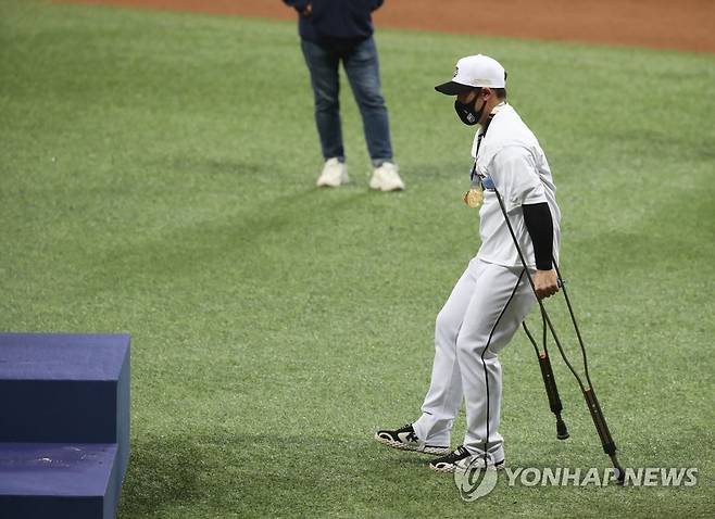 박경수, 목발 짚고 시상대로 (서울=연합뉴스) 박동주 기자 = 18일 서울 구로구 고척스카이돔에서 열린 2021신한은행 SOL KBO 포스트시즌 한국시리즈 4차전 kt 대 두산 경기 8-4 승리로 창단 첫 통합우승을 달성한 kt의 박경수가 메달을 받고 시상대로 향하고 있다. 2021.11.18 pdj6635@yna.co.kr