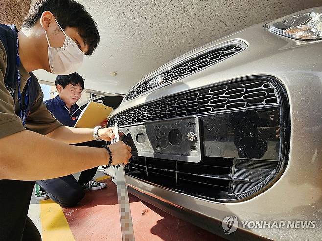 체납 차량 번호판 영치 [연합뉴스 자료사진]