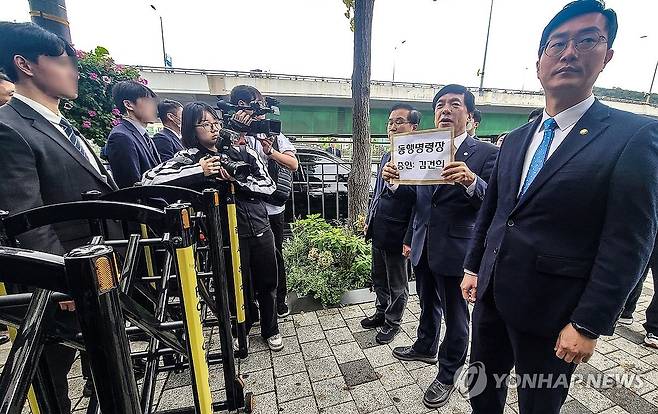 민주 법사위원, 김건희 여사 동행명령장 전달 시도 (서울=연합뉴스) 진성철 기자 = 이성윤, 이건태, 장경태 의원 등 국회 법제사법위원회 소속 더불어민주당 의원들이 21일 서울 용산구 대통령 관저 인근에서 김건희 여사에 대한 국회 법제사법위원회의 동행명령장을 전달하기 위해 이동하던 중 경찰에 가로막혀 있다. 2024.10.21 zjin@yna.co.kr