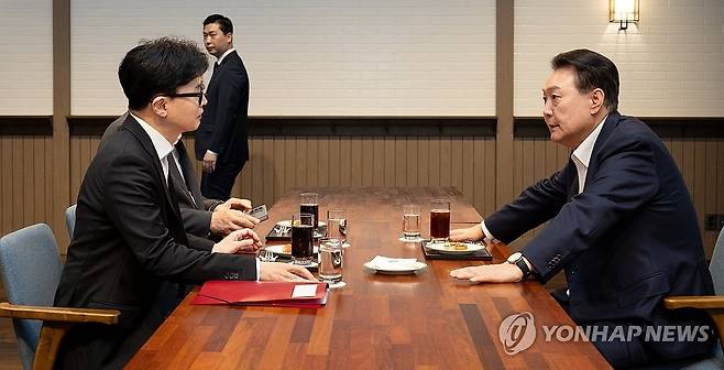 윤석열 대통령, 국민의힘 한동훈 대표와 면담 (서울=연합뉴스) 홍해인 기자 = 윤석열 대통령이 21일 서울 용산 대통령실 앞 파인그라스에서 국민의힘 한동훈 대표를 만나 대화하고 있다. 2024.10.21 [대통령실 제공. 재판매 및 DB 금지] hihong@yna.co.kr