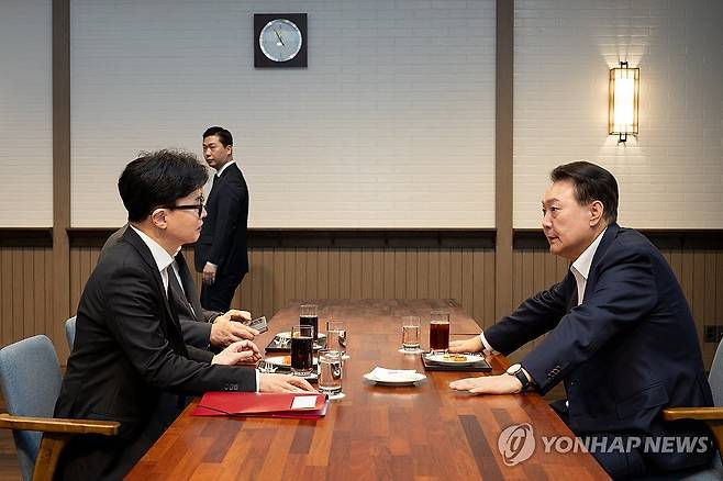 윤석열 대통령, 국민의힘 한동훈 대표와 면담 (서울=연합뉴스) 홍해인 기자 = 윤석열 대통령이 21일 서울 용산 대통령실 앞 파인그라스에서 국민의힘 한동훈 대표를 만나 대화하고 있다. 2024.10.21 [대통령실 제공. 재판매 및 DB 금지] hihong@yna.co.kr