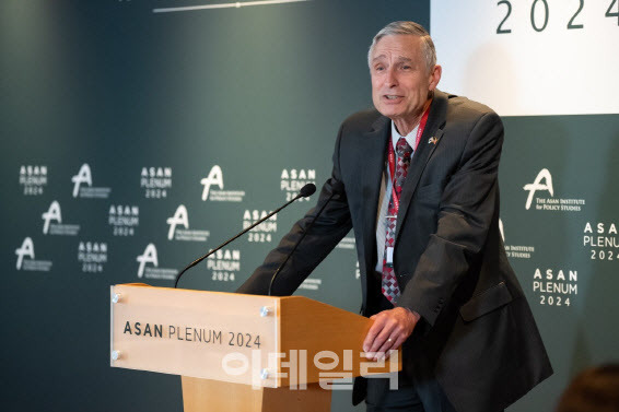 미국의 군사 전문가인 브루스 베넷 랜드연구소 선임연구원이 지난 5월 ‘아산 플래넘 2024’에서 발표를 하고 있다(사진=아산정책연구원)