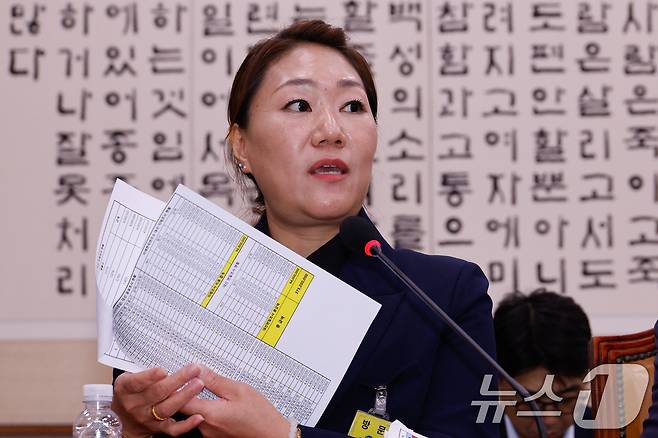 김건희 여사의 공천 개입 의혹과 명태균 씨 여론조사 비용 불법 조달 의혹을 제기한 강혜경 씨가 21일 오후 서울 여의도 국회 법제사법위원회에서 열린 대검찰청 국정감사에 출석해 대선 여론조사 비용이 적힌 자료를 들어보이고 있다. 2024.10.21/뉴스1 ⓒ News1 안은나 기자