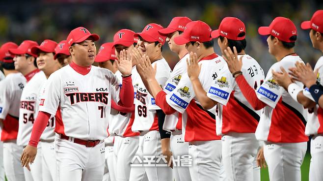 KIA 이범호 감독이 21일 광주-기아 챔피언스 필드에서 열린 삼성과 2024 KBO 한국시리즈 개막행사에서 선수들과 하이파이브를 하고 있다. 광주 | 최승섭기자 thunder@sportsseoul.com