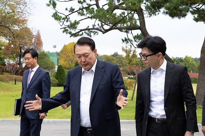 윤석열 대통령이 지난 21일 서울 용산 대통령실 파인그라스 앞에서 한동훈 국민의힘 대표와 대화를 하고 있다. (대통령실 제공) /뉴스1