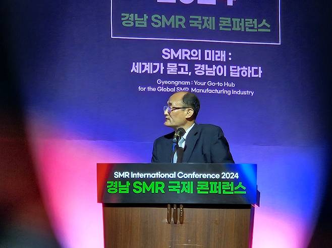 박병택 비에이치아이 고문이 22일 경상남도 창원시 창원컨벤션센터에서 열린 ‘경남 SMR 국제 콘퍼런스’에서 발표하고 있다. / 정재훤 기자