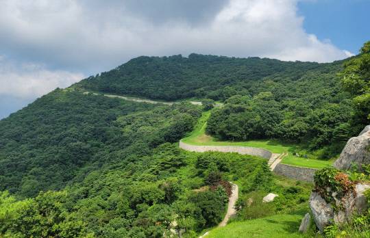 산림청이 가을철 오색단풍을 즐길 수 있는 '전국의 명품숲길 5선'으로 추천한 내포문화숲길 가운데 '백제부흥군길 3코스'. 산림청 제공