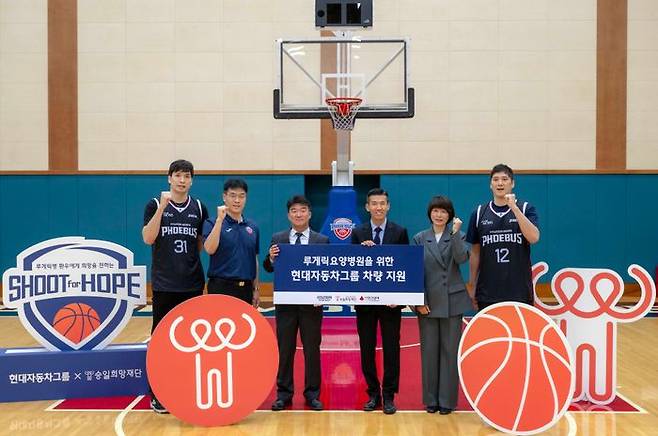 22일 경기도 용인시 현대모비스 농구단 체육관에서 열린 루게릭요양병원 지원 성금 전달식에서 농구선수 장재석(왼쪽부터), 현대모비스 농구단 조동현 감독, 현대모비스 ESG경영추진실장 김영광 상무, 승일희망재단 션 공동대표, 승일희망재단 박성자 상임이사, 농구선수 함지훈이 기념촬영하고 있다. ⓒ현대차그룹