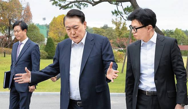 21일 오후 서울 용산 대통령실 내 야외 정원에서 윤석열 대통령(가운데)이 국민의힘 한동훈 대표(오른쪽)와 이야기를 나누고 있다. 윤 대통령 왼쪽에 이기정 대통령실 의전비서관이 보인다. 대통령실 제공