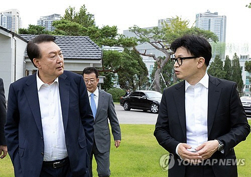 윤석열 대통령이 21일 서울 용산 대통령실에서 국민의힘 한동훈 대표를 만나 대화하며 차담 장소로 이동하고 있다. [대통령실 제공=연합뉴스]