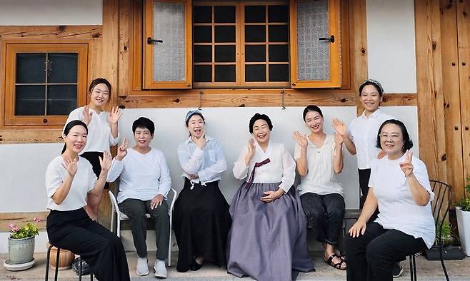 ‘부여 맛’을 찾는 이영숙 한식 명인(한복 입은 이) 등 숲테이블 회원들. 이들은 지난 18일 부여의 표고버섯을 재료로 미식토크콘서트 ‘가을표고의 향연’을 열었다. 숲테이블 제공