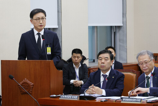 윤태양 삼성전자 부사장이 22일 국회에서 열린 환경노동위원회 국정감사에 출석해 의원 질의에 답하고 있다. 오른쪽은 박종길 근로복지공단 이사장과 안종주 한국산업안전보건공단 이사장. 연합뉴스