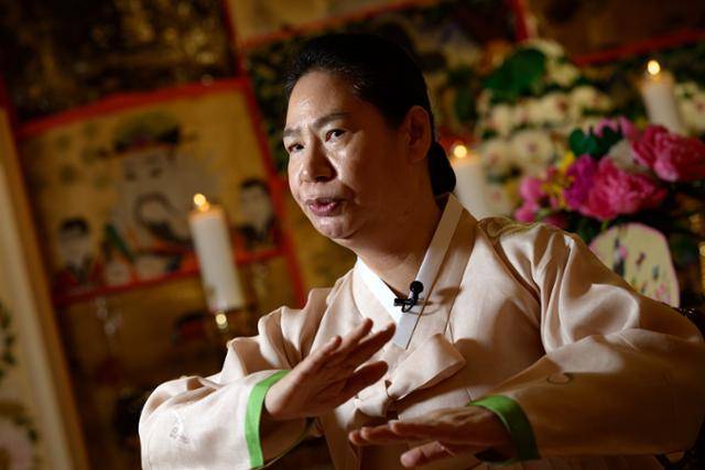 정순덕 만신이 지난 8월 24일 서울 종로구 평창동 신당에서 본보와 인터뷰를 하고 있다. 하상윤 기자