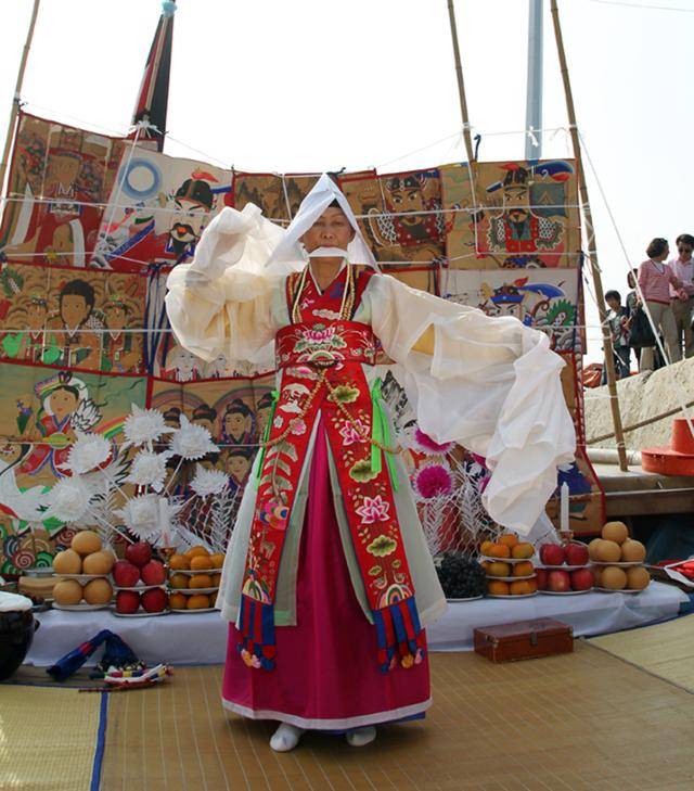 정순덕 만신의 스승 김금화. 무용가이자 무당인 그는 국가무형문화재 제82호 서해안 배연신굿 및 대동굿 기·예능보유자다. 2019년 2월 23일 사망했다. 연합뉴스