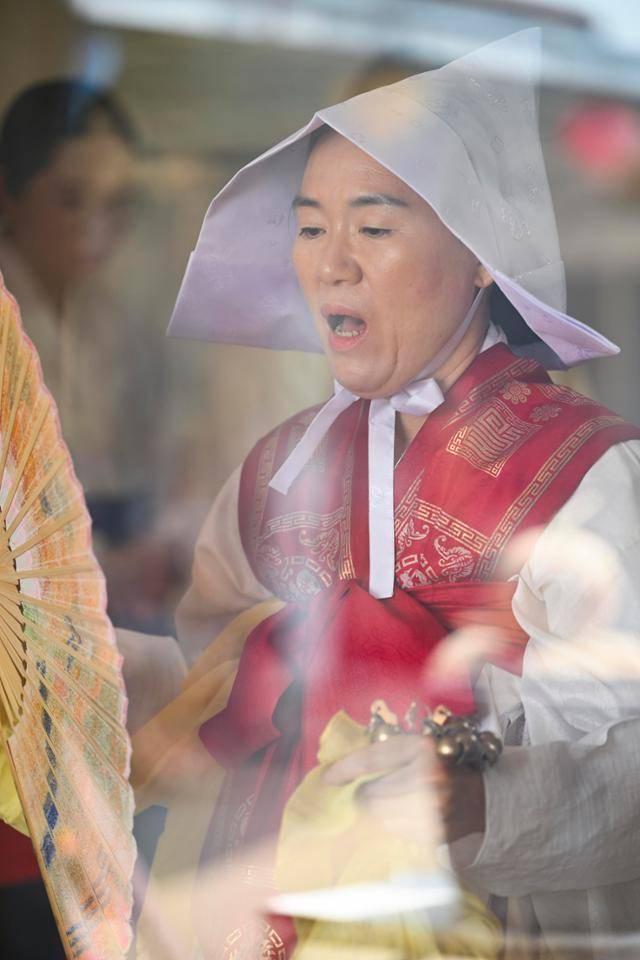 지난 8월 23일 충남 논산시 계룡산연화당에서 김연옥 만신이 신도의 복을 비는 재수굿(서울 천신굿)을 하고 있다. 논산=정다빈 기자