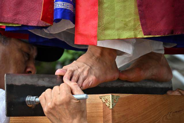 지난 8월 23일 충남 논산시 계룡산연화당에서 김연옥 만신이 신도의 복을 비는 재수굿(서울 천신굿)을 하며 작두를 타고 있다. 논산=정다빈 기자