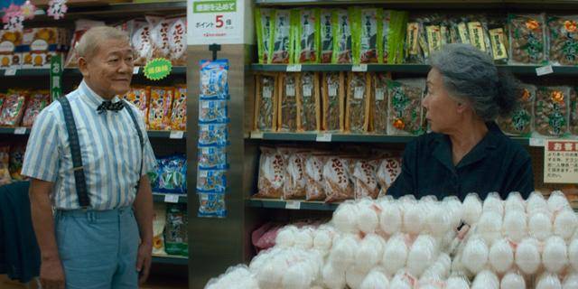 드라마 '파친코' 시즌2에서 선자(윤여정·오른쪽)는 노년에 일본인 가토(구니무라 준)와 우정을 쌓다 위기를 맞는다. 애플티비플러스 제공