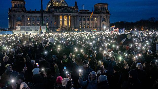 지난 1월 독일 베를린의 의회 건물 앞에서 대규모 인파가 극우 정당의 반이민 논의에 항의하는 시위에 참여하고 있다. AP 연합뉴스