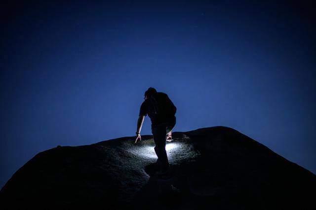 지난달 2일 서울 종로구 인왕산 기도터에서 한 무속인이 기도를 하기 위해 바위를 오르고 있다. 하상윤 기자